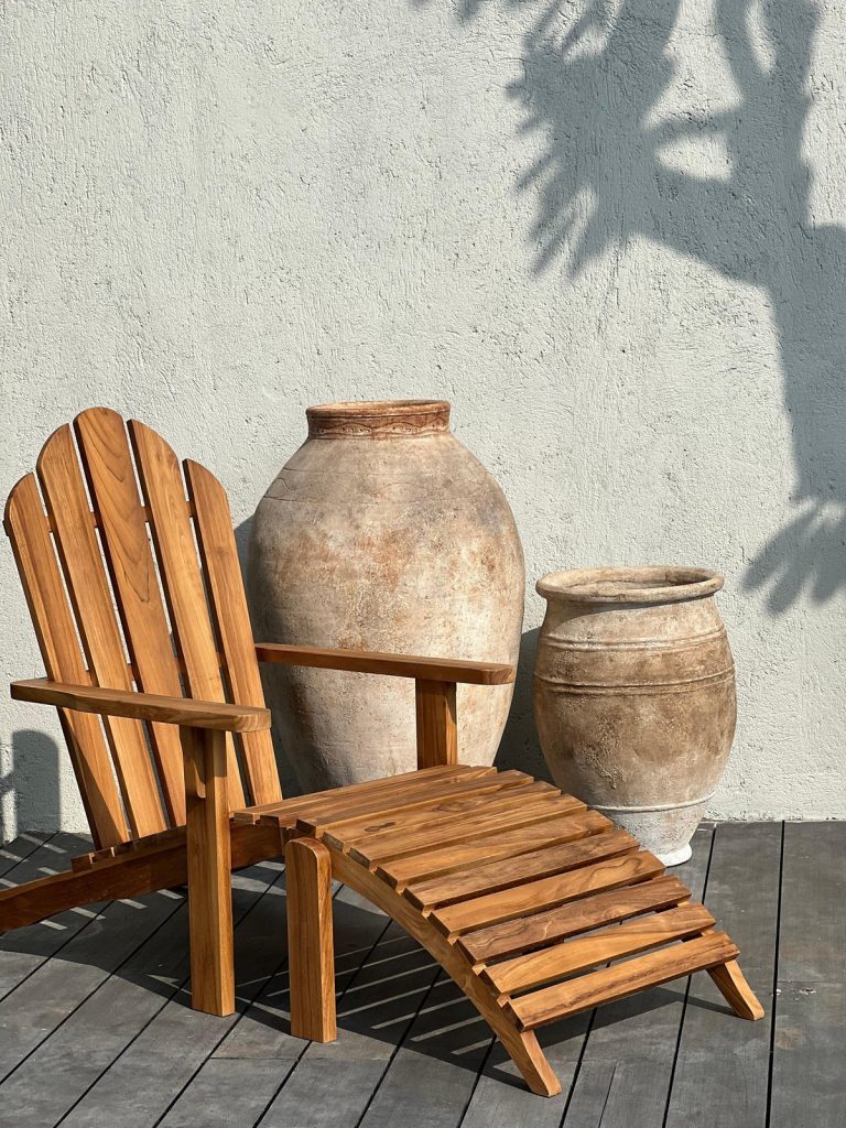 villa-couple-chair